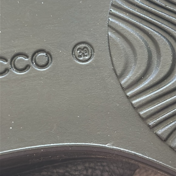 Ecco 39/8 Two Strap Black Sandal - Picture 6 of 8